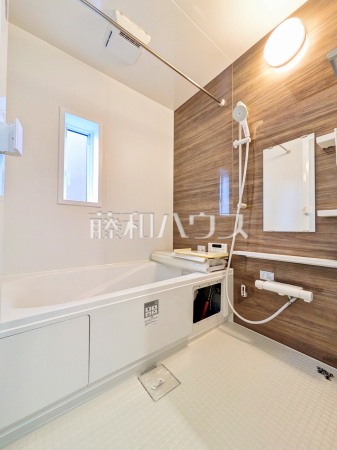 １号棟　浴室　【調布市東つつじケ丘３丁目】
浴室は換気・乾燥・暖房機付きで、入浴前も入浴後も快適です。　
