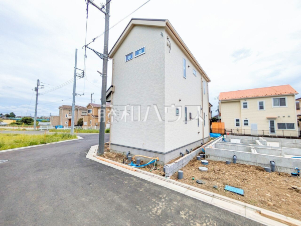 1号棟　外観　【昭島市中神町２丁目】来客時や駐輪スペースとしても利用可能なカースペース2台可（車種による）