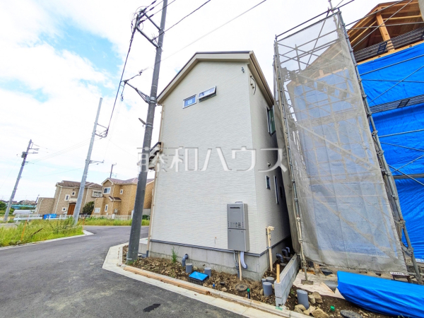 1号棟　順調に工事が進んでいます。実際の街並みの様子が段々見えて参りました。ぜひ実際に現地をご見学下さいませ。　【昭島市中神町２丁目】