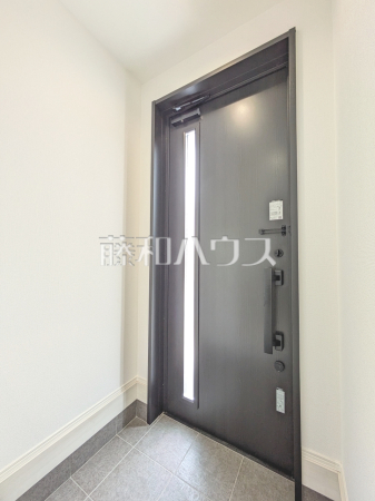 2号棟　玄関　【日野市南平５丁目】