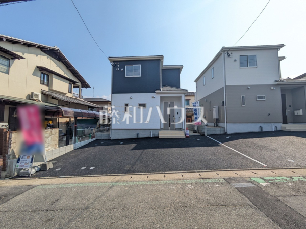 生活に溶け込むシンプルなデザインの外観が魅力の新邸です。　