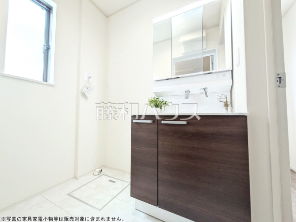 三面鏡付きの洗面台。鏡の裏にも収納があり、歯ブラシや化粧品等もすっきり収納できます！【練馬区大泉町１丁目】