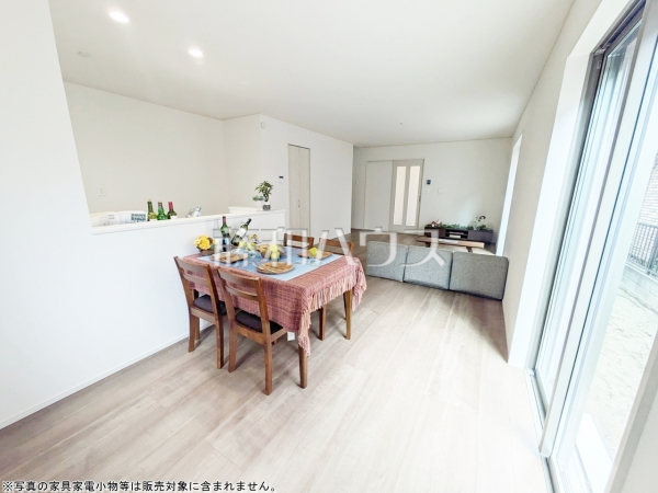 採光溢れるリビングで、家族団らんのひと時をお過ごし下さい。　【練馬区大泉町１丁目】