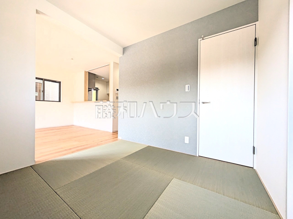 3号棟　和室　【八王子市中山】リビング隣の和室は憩いの場としても、引き戸を開けてリビングの延長としても使えます。　