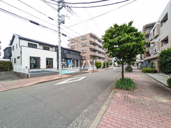 接道状況および現場風景　【小平市栄町２丁目】ご家族ぞれぞれの思い出と、どこまでも広がる空を独り占め！暖かな光に包まれ四季折々の風を感じる、幸せの空間がここに。