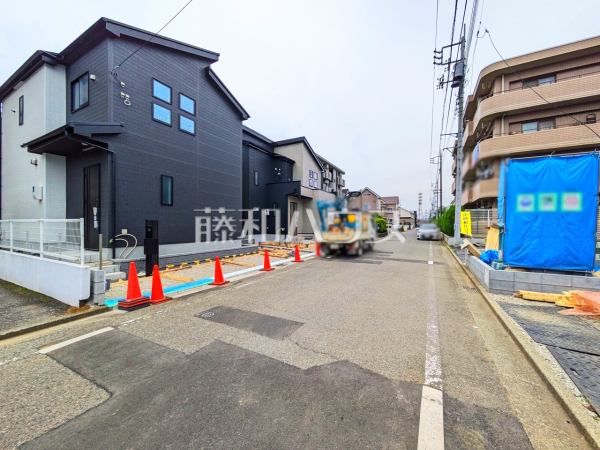接道状況および現場風景　【小平市栄町２丁目】空間のみのこだわりだけではなく、ここに暮らす方々にとって素敵な環境や快適な暮らしを実現します。