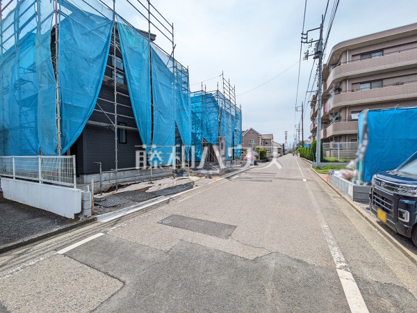 接道状況および現場風景　【小平市栄町２丁目】現在建築中につき、完成後には確認できなくなる構造部分などがご覧いただけます。完成後の内覧とは違った視点での現地見学が可能です。
