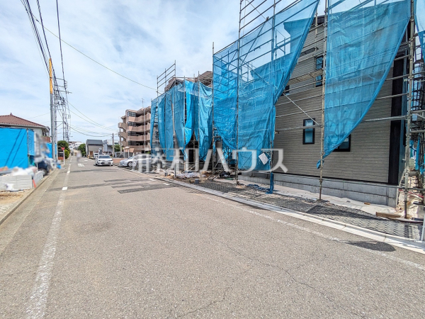 接道状況および現場風景　【小平市栄町２丁目】お探しの物件に出会うためには、早めのご確認をオススメします。未完成の今のうちにぜひお問合せをお待ちしております。