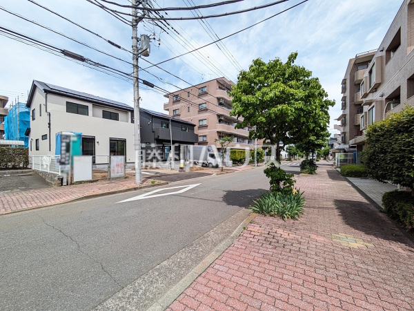 接道状況および現場風景　【小平市栄町２丁目】足場が外れて実際の外観が見えてきました。完成までもう少しです。　
