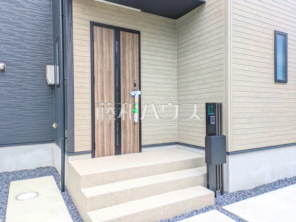 1号棟　玄関　【小平市栄町２丁目】