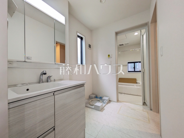3号棟　洗面室　【小平市栄町２丁目】
三面鏡付きの洗面台。鏡の裏にも収納があり、歯ブラシや化粧品等もすっきり収納できます。　