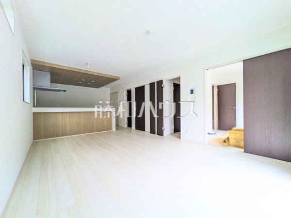4号棟　リビング　【小平市栄町２丁目】
対面キッチンを採用したリビングは明るく開放感を主として設計しました。一日の中で一番長く家族が集まる場所だから機能性と利便性を重視しました。　