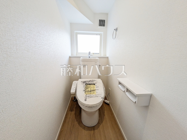 各階にトイレがあると、階段の上り下りをせずに済むため就寝時なども便利です。　
