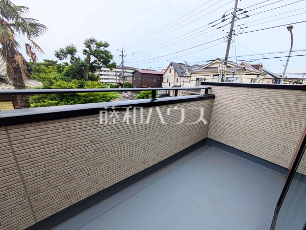 8号棟　奥行きのあるバルコニーでお洗濯物の多い日でもいっきに干せますね。　【志木市中宗岡２丁目】