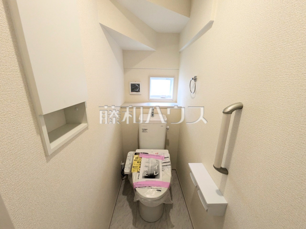 8号棟　各階にトイレがあると、階段の上り下りをせずに済むため就寝時なども便利です。　【志木市中宗岡２丁目】