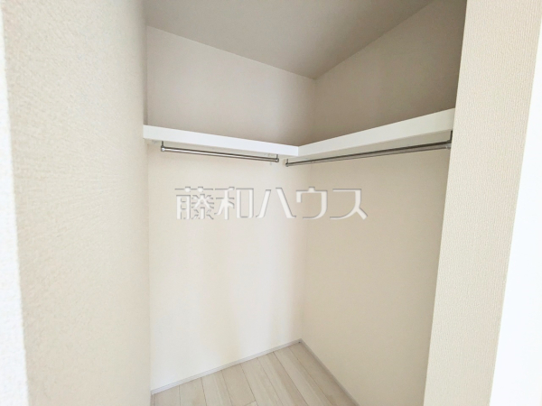8号棟　奥行のあるウォークインクローゼットでたっぷり収納できます！　【志木市中宗岡２丁目】