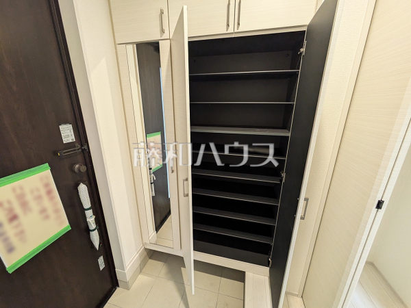 8号棟　大容量のシューズクロークで玄関もスッキリ　【志木市中宗岡２丁目】
