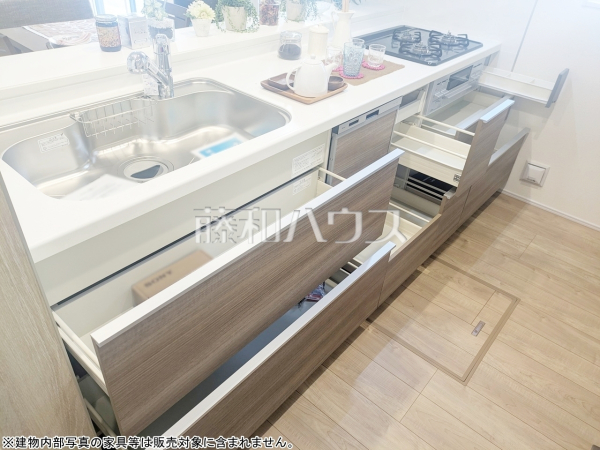 2号棟　キッチンスライド収納　【志木市中宗岡２丁目】大容量のスライド収納は鍋やフライパン、よく使うものを取り出しやすく収納できるため便利で快適！
