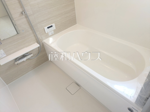 2号棟　浴室　【志木市中宗岡２丁目】一日の疲れを癒す、優しい色合いのバスルーム。お気に入りの入浴剤を使用してリラックスした空間を演出できます。
