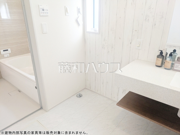 2号棟　洗面室　【志木市中宗岡２丁目】自然光を取り入れるように設計された洗面室。朝の支度時に日光を浴びることができます。
