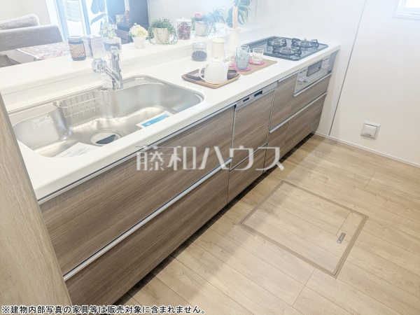 2号棟　キッチン　【志木市中宗岡２丁目】対面式キッチンはお料理をしながらでも会話がしやすいので、家事の時間と家族の時間を充実させられます。
