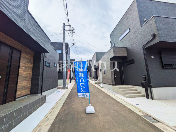 現場風景　【富士見市渡戸１丁目】 同時期に生活をスタートさせるご家族の多い分譲地は、困ったときも心強い存在になりそうですね！ 