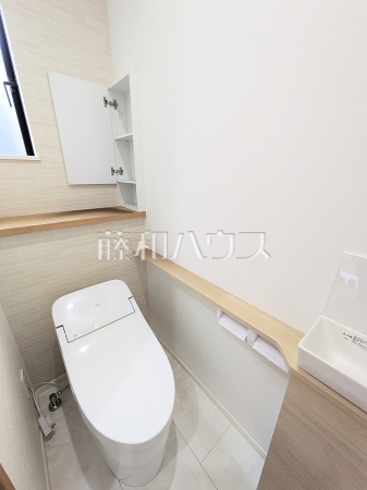 E号棟　トイレ　【富士見市渡戸１丁目】トイレには収納完備！　