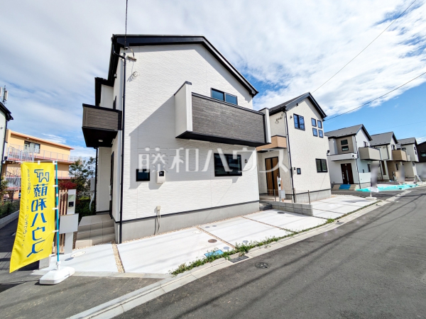 ≪接道状況≫前面道路5mなので、運転が少し苦手な方でも運転・駐車がしやすそうですね。 　【世田谷区宇奈根３丁目】
