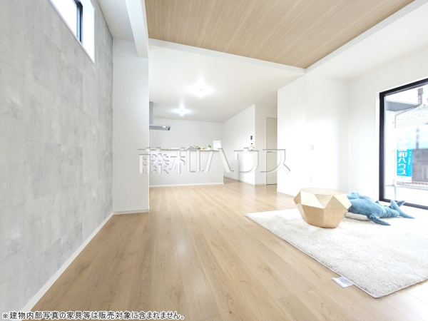 リビングは南面のため、明るい空間で家族団らんを楽しんでいただけます。 　【富士見市羽沢１丁目】