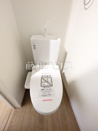 トイレはいつまでも清潔な空間を保てるように、目に留まるだけではなく、汚れを拭き取り易いフロアと壁紙にしました。　