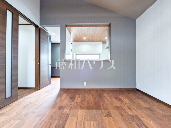 リビング　【新座市石神３丁目】