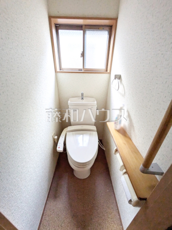 トイレはウォッシュレット付き、窓を設けた明るい空間で換気も可能　【練馬区石神井台３丁目】