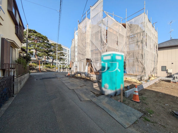 接道状況および現場風景　【昭島市緑町２丁目】 周辺環境はもちろん、日当たりなど、実際に行ってみないと分からないことも多くございます。営業担当がご案内いたしますので、お気軽にお問い合わせください。 