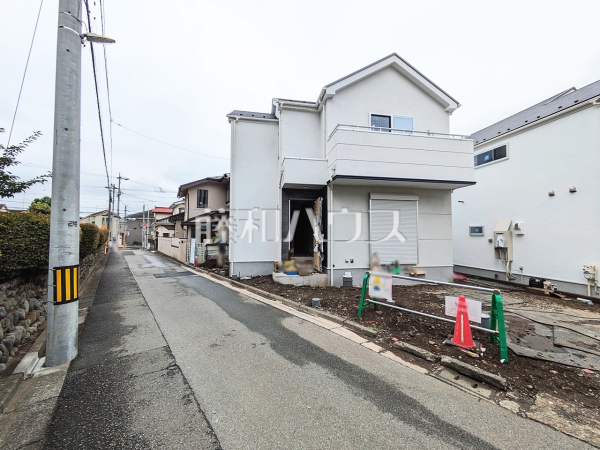 接道状況および現場風景　順調に工事が進んでいます。実際の街並みの様子が段々見えて参りました。ぜひ実際に現地をご見学下さいませ。　
【昭島市緑町２丁目】