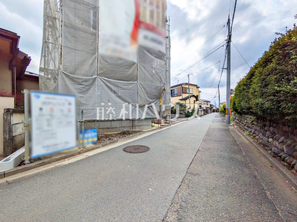 接道状況および現場風景　【昭島市緑町２丁目】 お住まい探しは、家の良し悪しだけでなく周辺環境も重要なポイントです。ぜひ一度お客様の目でご覧ください。 