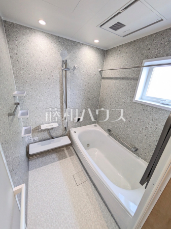 A号棟　浴室　【府中市小柳町２丁目】
白を基調とした清潔感あふれるバスルームです　