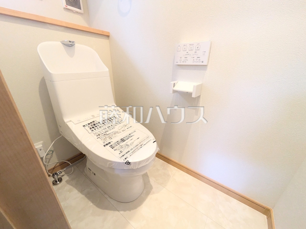 A号棟　トイレ　【府中市小柳町２丁目】
きれいでさわやか、ウォシュレット付きトイレ　