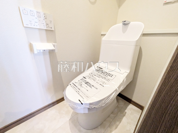 ≪B号棟　トイレ≫ウォシュレット付の省エネタイプのお手洗いが完備されております♪ 【府中市小柳町２丁目】