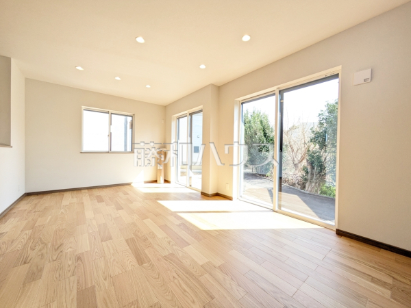 ≪B号棟　リビング≫リビングは南面のため、明るい空間で家族団らんを楽しんでいただけます。　　【府中市小柳町２丁目】
