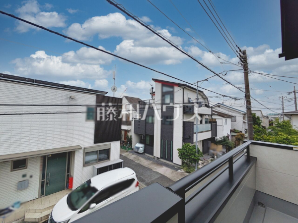 1号棟　バルコニー　【杉並区上荻３丁目】
南向きのバルコニーは日差しもたっぷり注ぎ、お洗濯物もよく乾きます。　