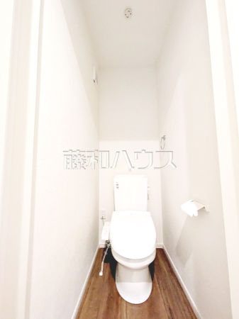 1号棟　トイレ　【杉並区上荻３丁目】
トイレはいつまでも清潔な空間を保てるように、目に留まるだけではなく、汚れを拭き取り易いフロアと壁紙にしました。　