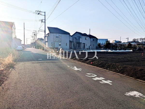 接道状況および現場風景　【日野市東平山３丁目】
前面道路も幅員広くお車の出庫もらくらくです。