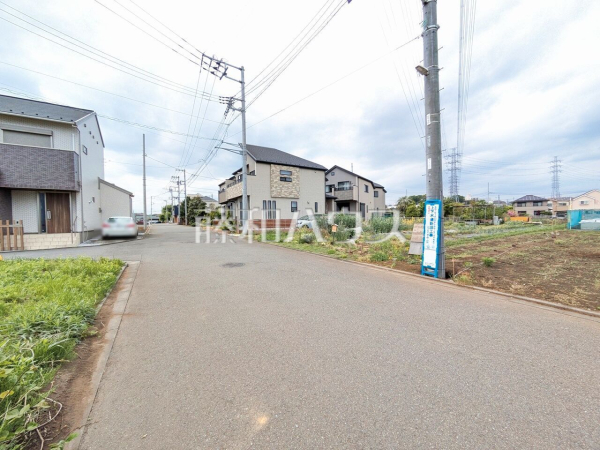 接道状況および現場風景　【日野市東平山３丁目】 平日のご案内も可能です。まずはお気軽にお問合せ下さいませ。 
