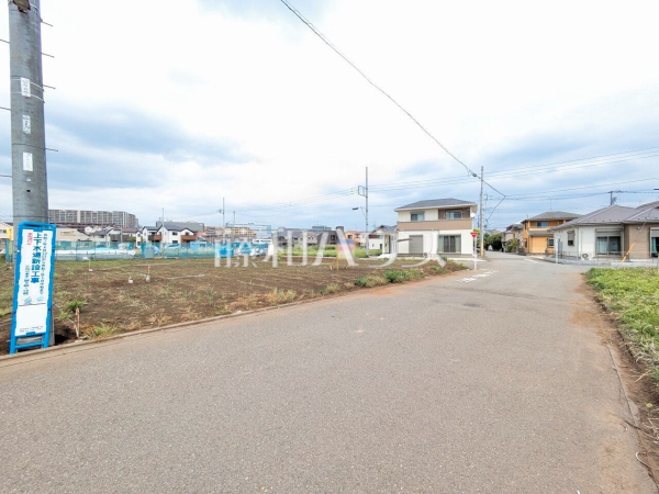接道状況および現場風景　【日野市東平山３丁目】 建物のプレゼンをさせていただきますので、実際の完成イメージを思い描いていただくことができます。お気軽にお問合せ下さい。 