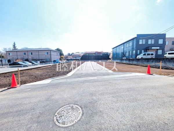 接道状況および現場風景　【八王子市大谷町】 建物のプレゼンをさせていただきますので、実際の完成イメージを思い描いていただくことができます。お気軽にお問合せ下さい。 