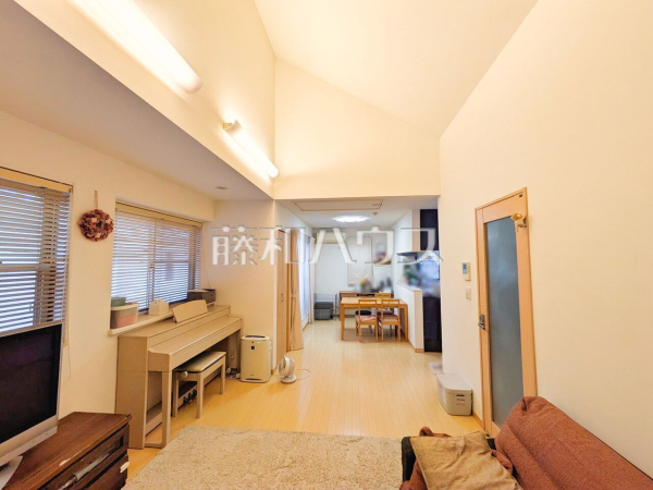 LDKは勾配天井により開放的な空間です。写真内の家具・小物は含まれません