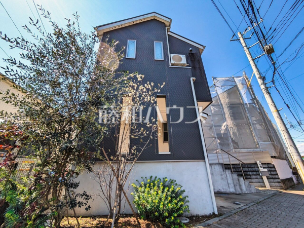 東久留米駅徒歩5分！平成23年築の中古戸建です。リビングは勾配天井があり約18帖のリビングと合わせて開放的な空間になっています。【東久留米市本町2丁目】