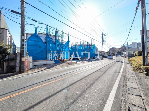 接道状況および現場風景　【所沢市小手指南２丁目】 見学はしたいけど、なかなか時間が取れない・・・そんな方に出勤前や仕事終わりにマイホームを見学できるサポートをいたします。 