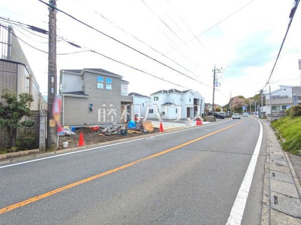 接道状況および現場風景　【所沢市小手指南２丁目】 見学はしたいけど、なかなか時間が取れない・・・そんな方に出勤前や仕事終わりにマイホームを見学できるサポートをいたします。 