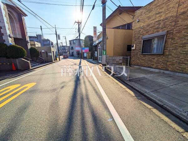 接道状況および現場風景　【練馬区大泉学園町２丁目】
家族みんなの眩い笑顔、豊かな開口がもたらすこの場所は過ごす時を楽しむ時を紡ぐ場所、たくさんの笑顔があふれ心地よい時間が流れていくことでしょう。　